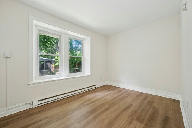 Building Photo - 109 W Queen Ln
