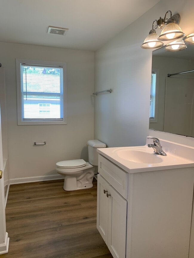 Building Photo - $500 OFF 1ST MONTH'S RENT! 3 Bedroom, 1 Bath house on Hillsdale Drive