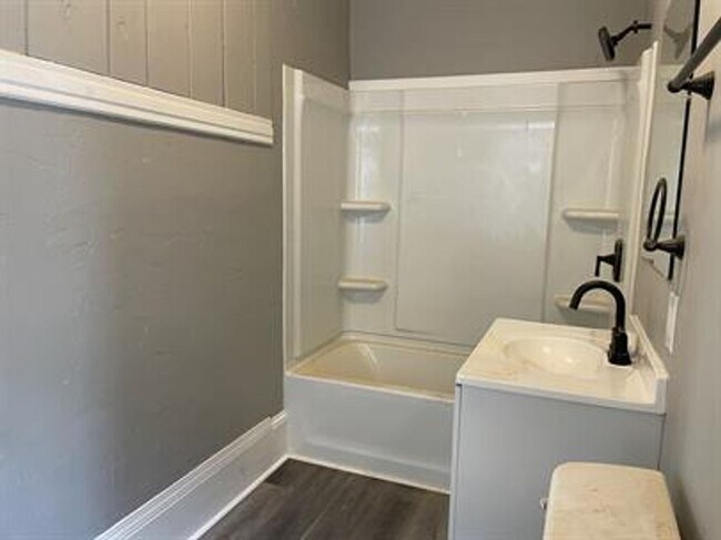 Building Photo - 312 Broad St