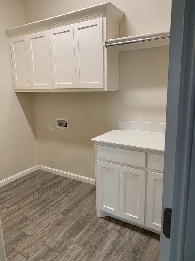 Building Photo - 3 bed, 2.5 bath home in the Enclave