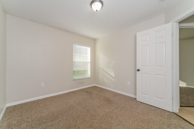 Building Photo - 137 Thornbury Dr