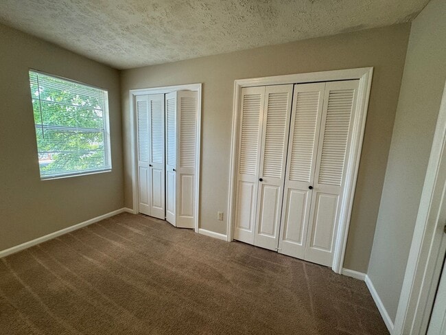 Building Photo - Two Bedroom Town House