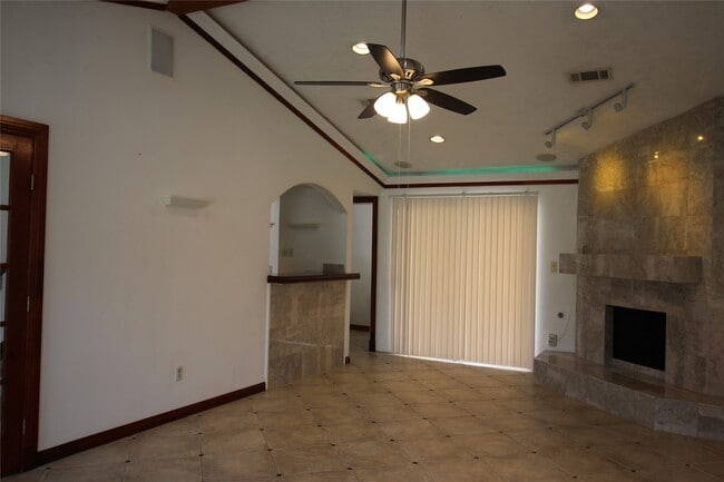 Building Photo - 458 Woodrail Dr