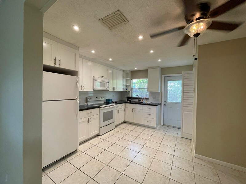 Building Photo - 4671 SW 66th Ave