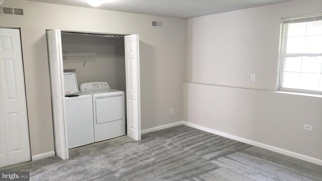 Building Photo - 15 Bridle Path