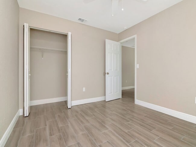 Building Photo - Stunning Newly Renovated 3-Bedroom, 2-Bath Duplex in Prime Bradenton Location!