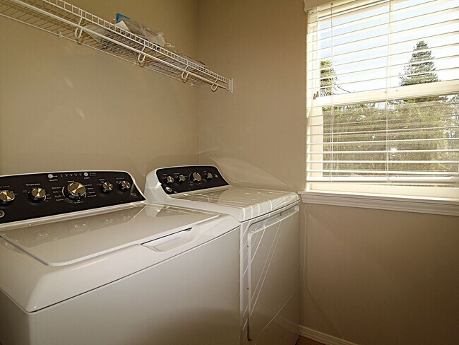 Building Photo - Modern 3x2.5 End Unit Townhome Retreat in NE Bend