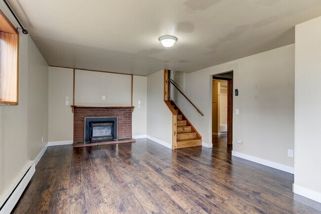 Building Photo - Spacious 4 Bed 2 Bath Home