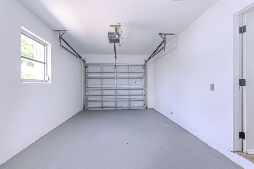 Building Photo - 1717 16th Ct N