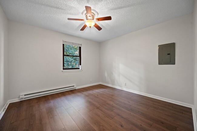 Building Photo - 4432-4434 Central Valley Dr