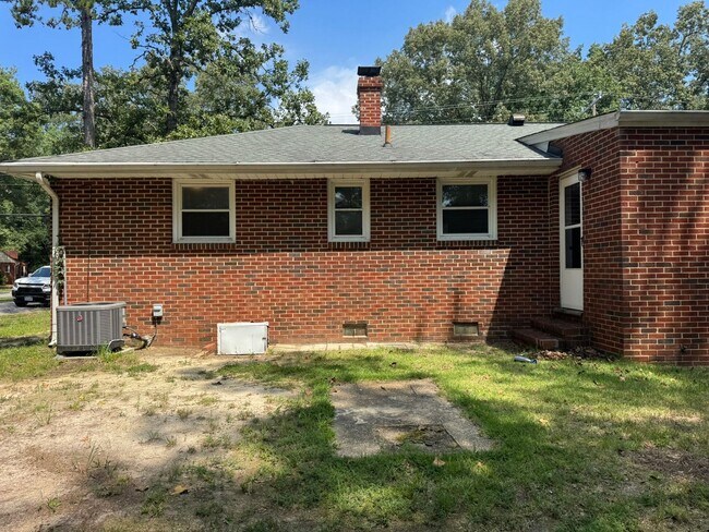 Building Photo - 1004 S Park Dr