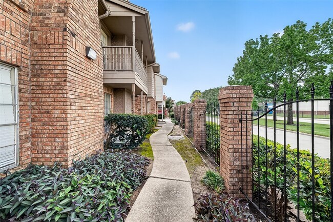 Building Photo - 10615 Briar Forest Dr