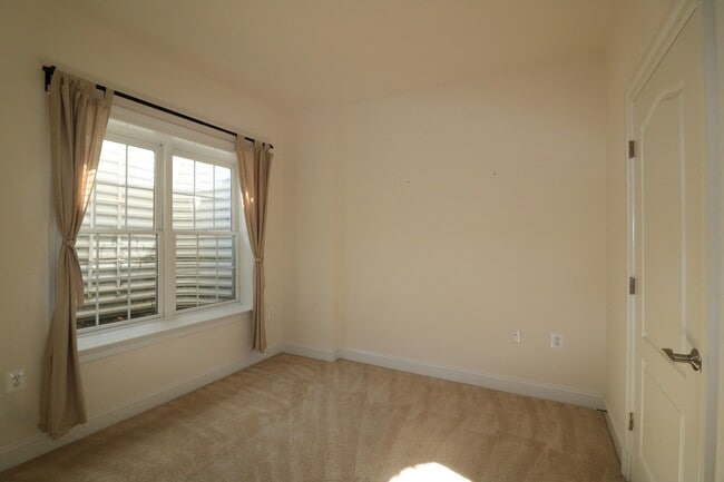 Building Photo - SHORT TERM LEASE AVAILABLE -- Luxury TH in Bethesda - 4 bed + 3.5 ba - Elevator TH in Gated commu...