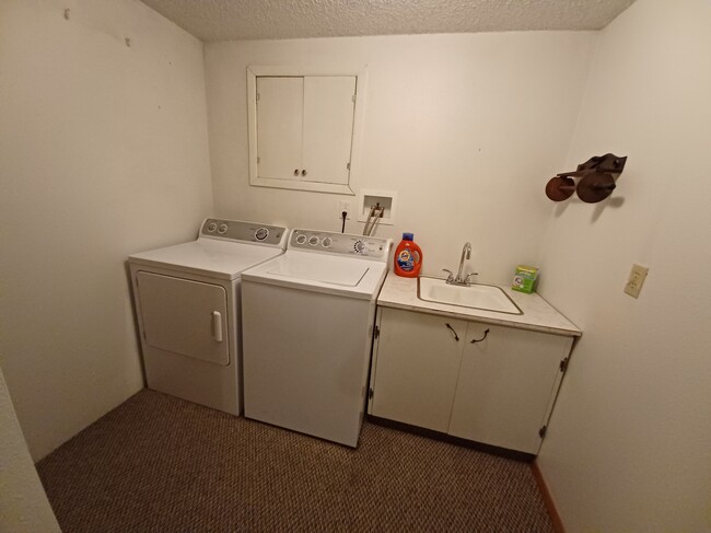 Washer+Dryer provided - 3702 Pembroke St