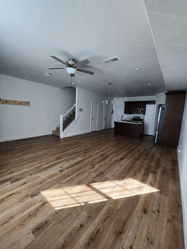 Building Photo - Beautiful Modern Townhome with Spacious La...