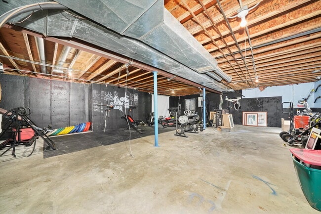Building Photo - 4-Bed / 2-Bath Nicely Updated Home