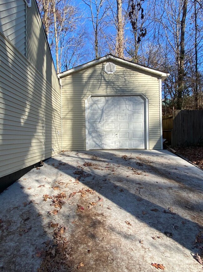 Building Photo - Renovated 2 bedroom home for rent Near Downtown Clarksville!