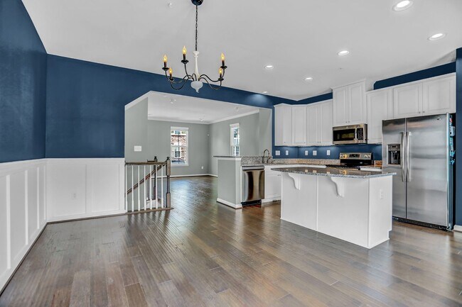 Building Photo - Stunning Townhome with Water Views!