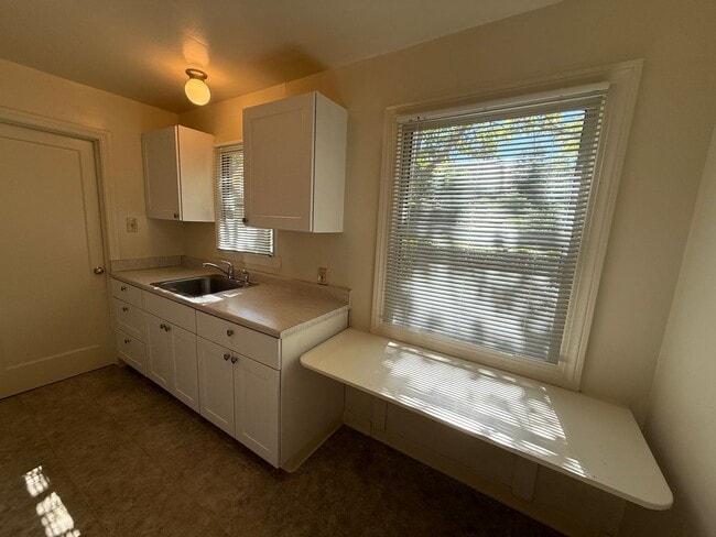 Building Photo - Downstairs one bedroom apartment available...