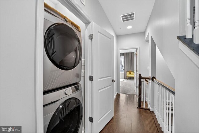 Building Photo - 506 Riversail Ln