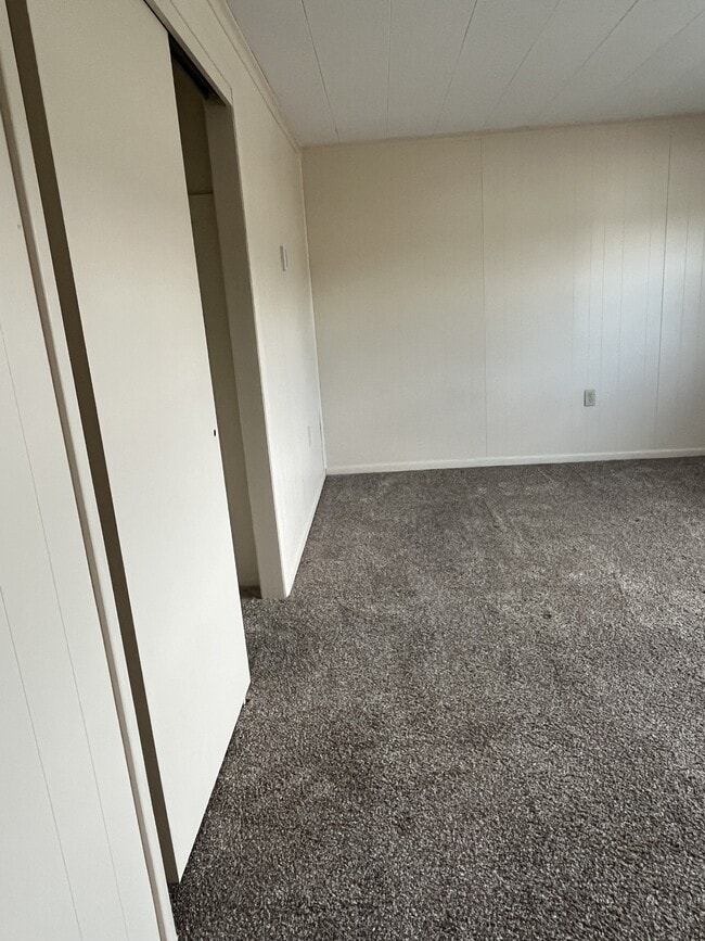 Building Photo - 611 Lincoln Way W