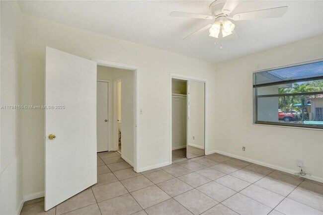 Building Photo - 403 SW 11th Ct