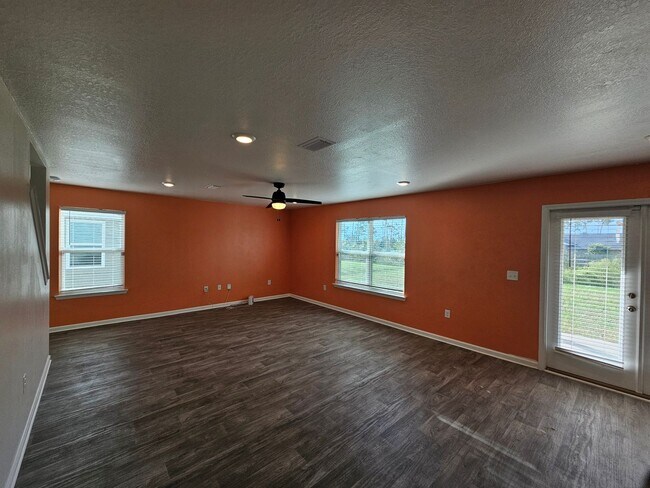 Building Photo - Spacious 4-bedroom Home in Panama City, FL - Perfect for long-term rental! *1/2 Off 1st Month's R...
