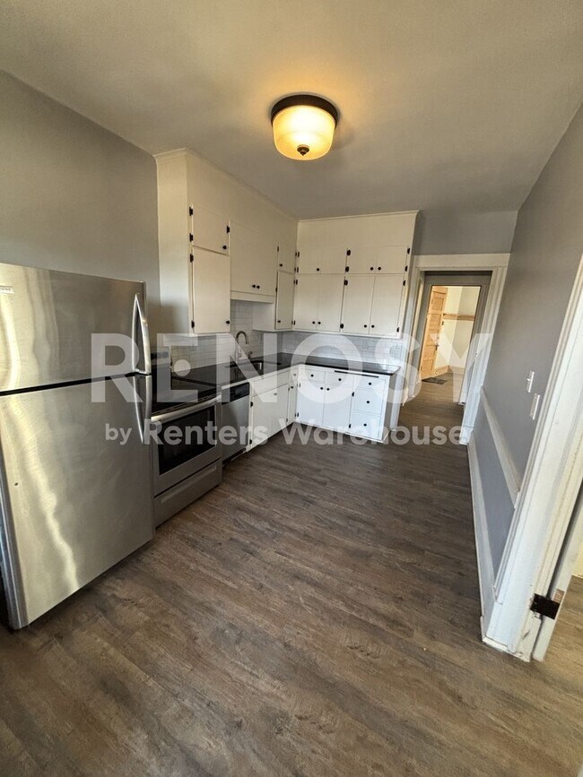 Building Photo - Available now is 2 Bedroom 1 Bath unit in Minneapolis