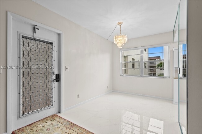 Building Photo - 523 Fanshaw N