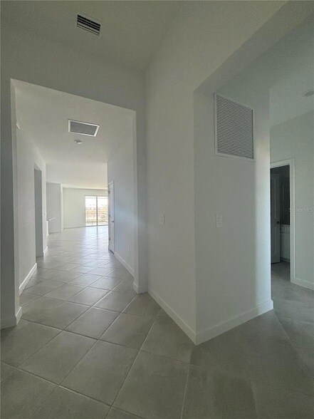 Building Photo - 7869 Lakes Edge Ln