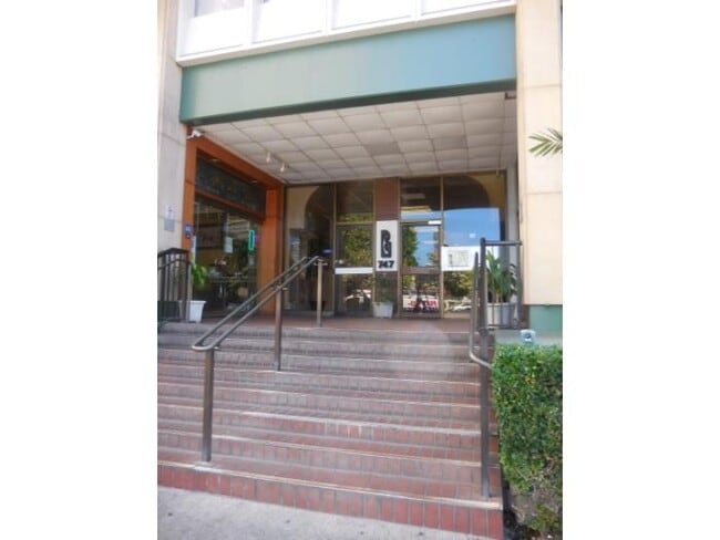 Building Photo - 747 Amana St