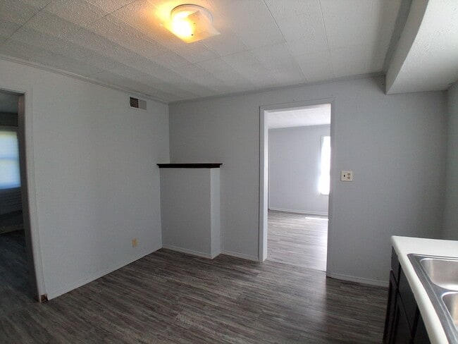 Building Photo - 930 N Bowman Ave