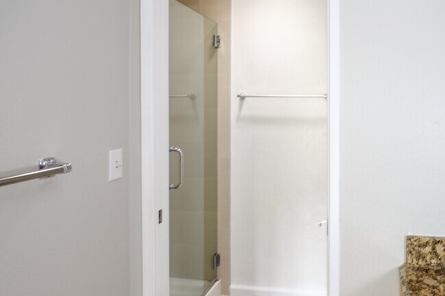 Master bath - 20235 Northglen Sq