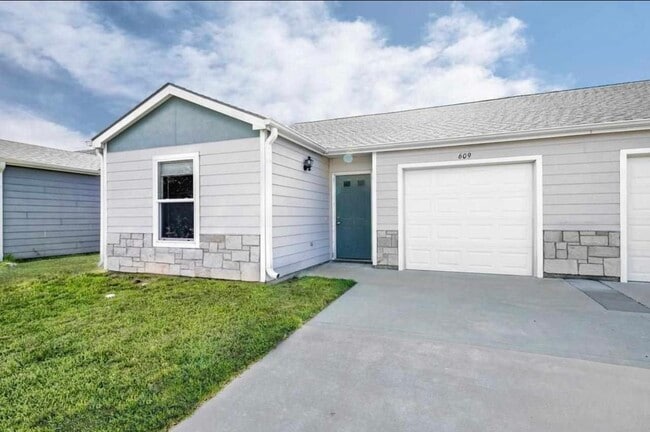 Building Photo - 609 Grainfield St