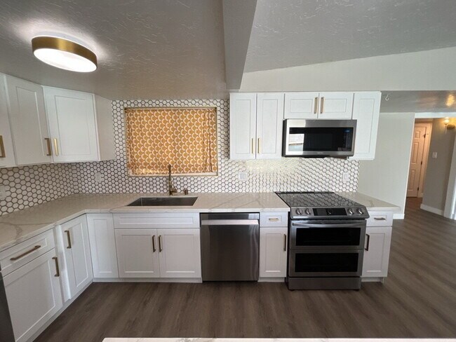 Building Photo - 4 Bedroom Home With Sparkling Pool Ready for Move In