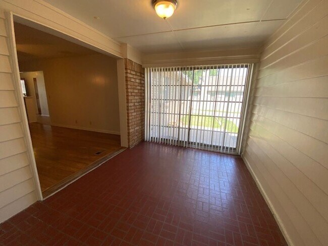 Building Photo - LARGE | 3 Bed | 2 Bath | Midtown Tulsa