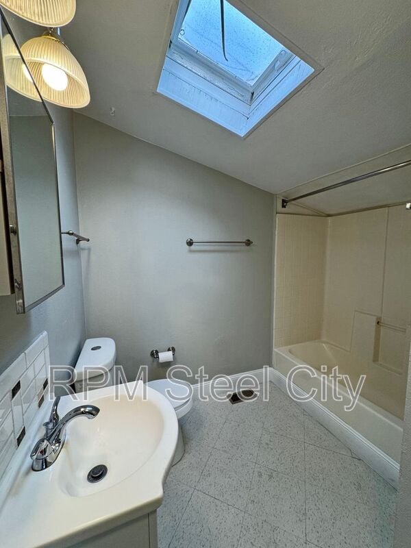 Building Photo - 1626 E Routt Ave