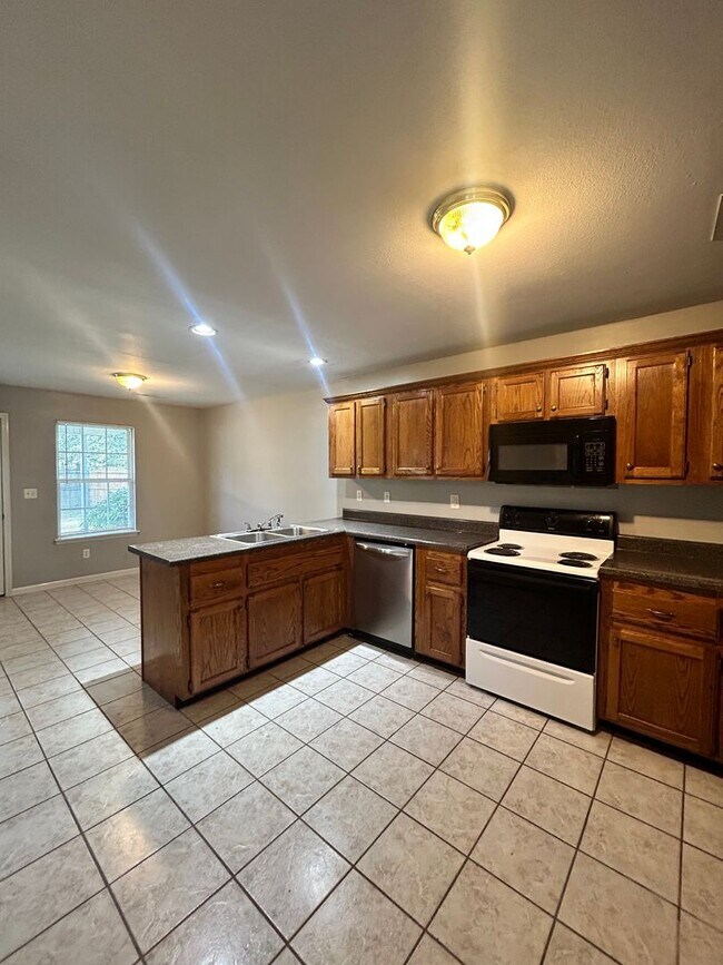 Building Photo - Charming  2 Bed, 1 Bath, 1 Car Garage, Cov...
