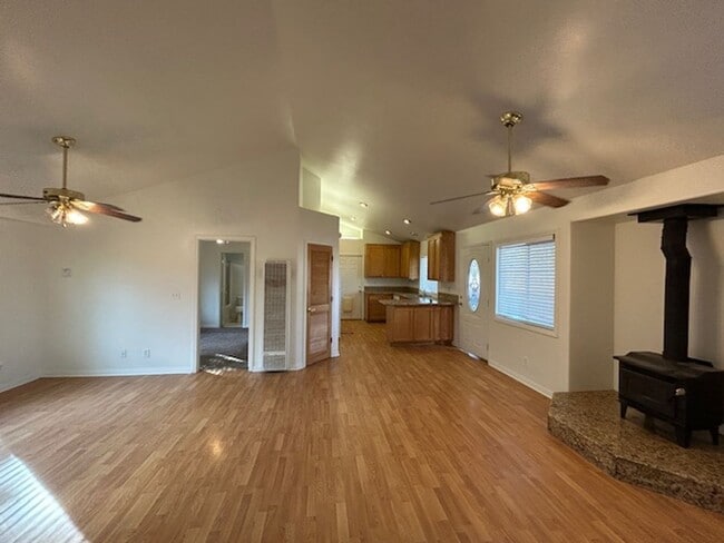 Building Photo - Large 3 Bedroom!