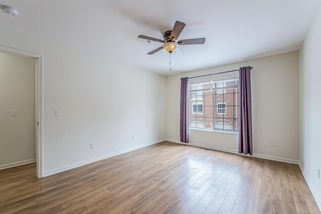 Building Photo - 120 W Oakbrook Dr