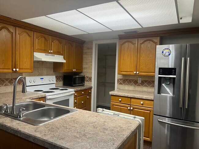Building Photo - 1084 Longfellow Cir