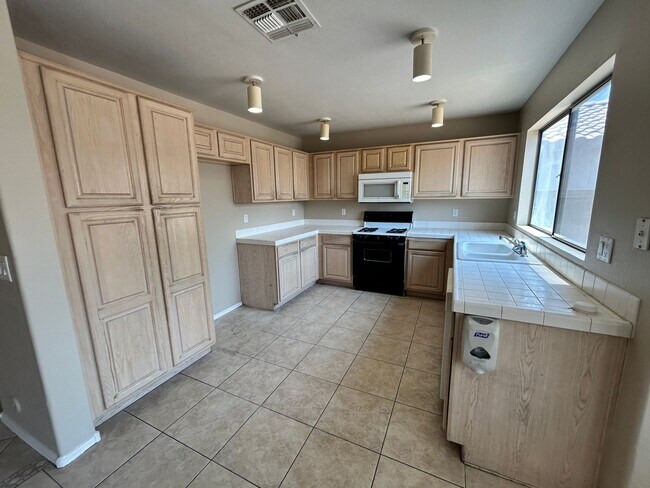 Building Photo - Spacious 4-Bedroom 3-Bath Peoria Home with...