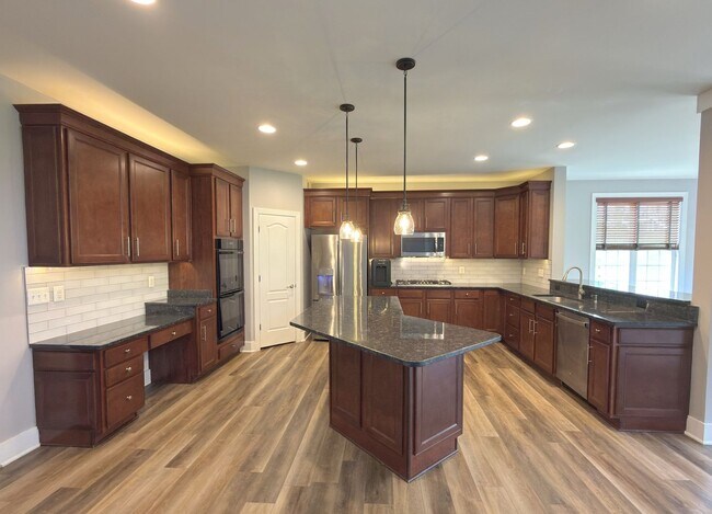 Building Photo - Spacious 4 Bed 3.5 Bath Home in Round Hill VA For Rent!