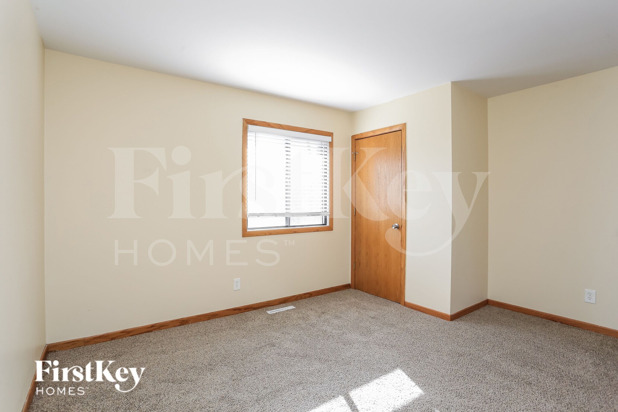 Building Photo - 915 Camelot Dr