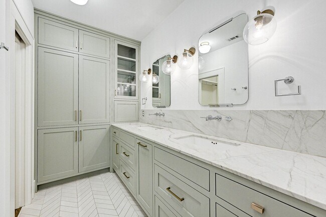 Building Photo - Completely renovated Heights historic bung...
