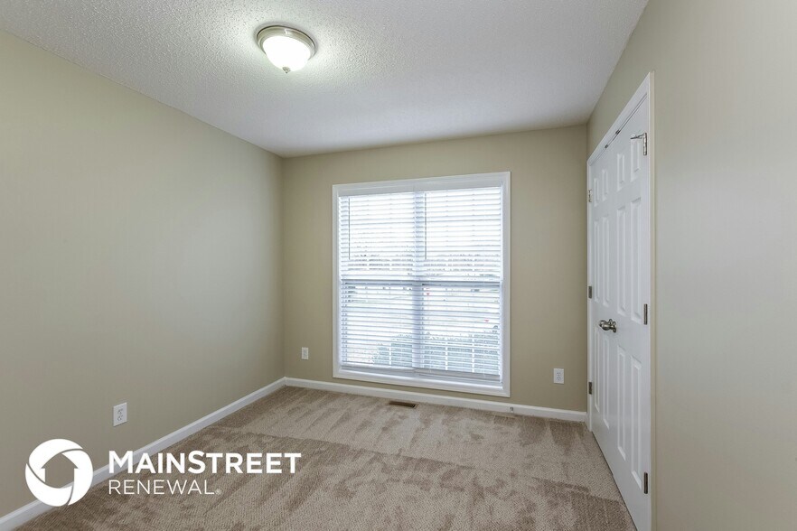 Building Photo - 17 Hickory St SW