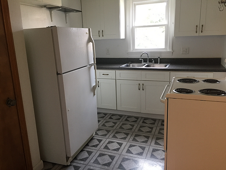kitchen - 713 Brady Ave