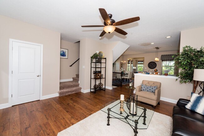 Building Photo - 3 Bedroom Townhome with Garage!
