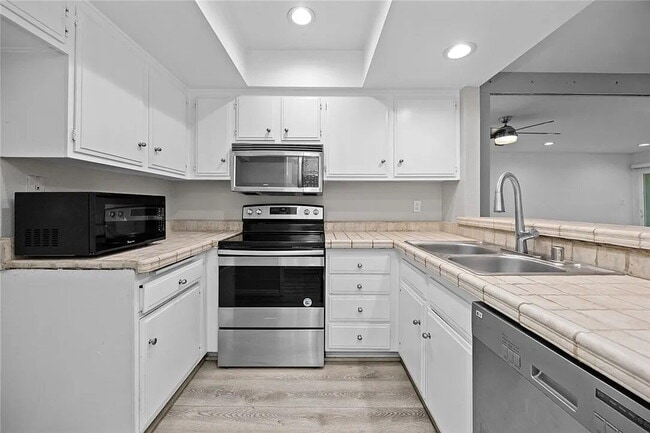 Building Photo - "Charming 1-Bedroom Furnished Retreat with...