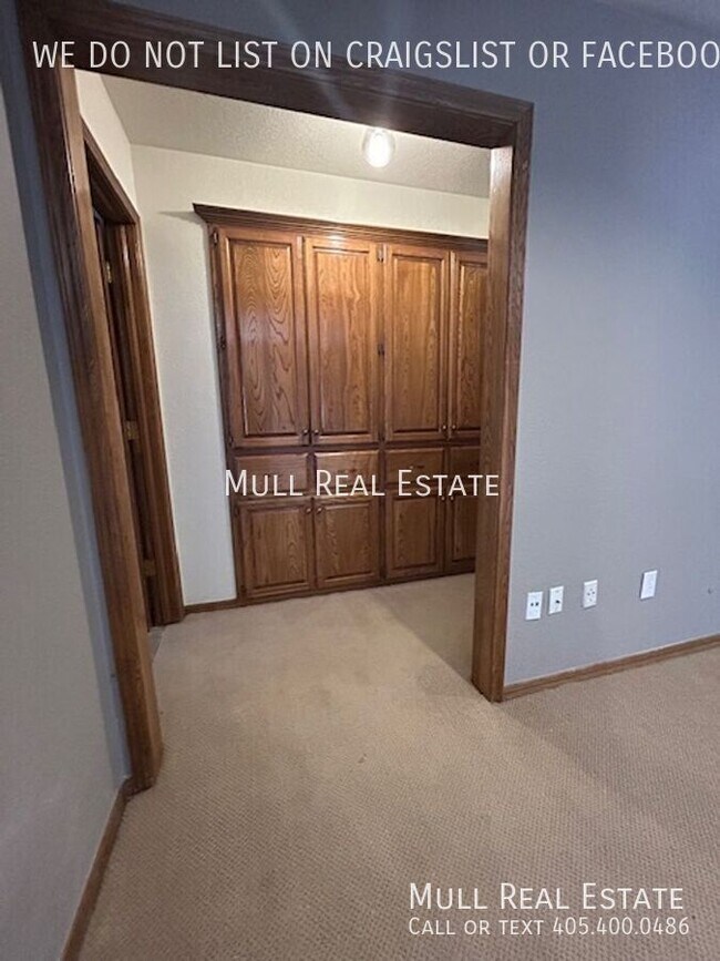 Building Photo - 2824 Silvertree Dr